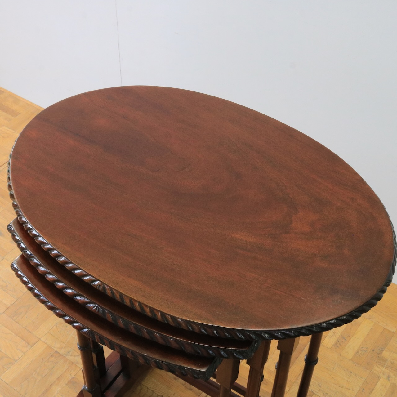 ネストテーブル