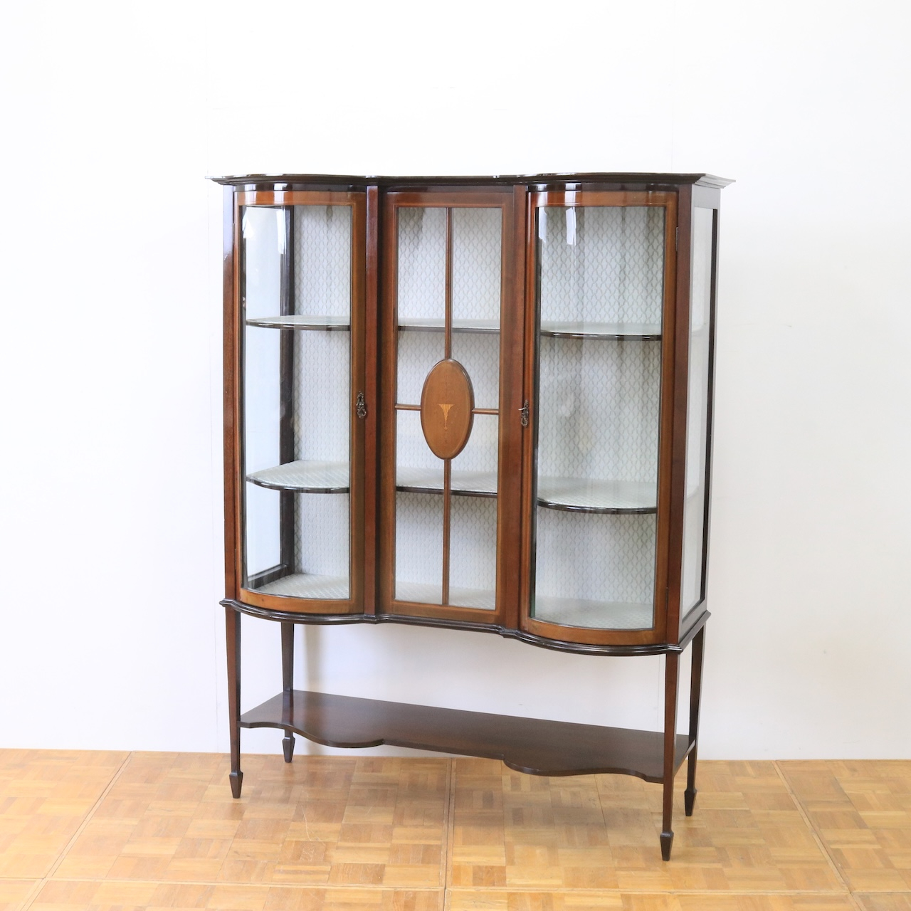 グラスキャビネット