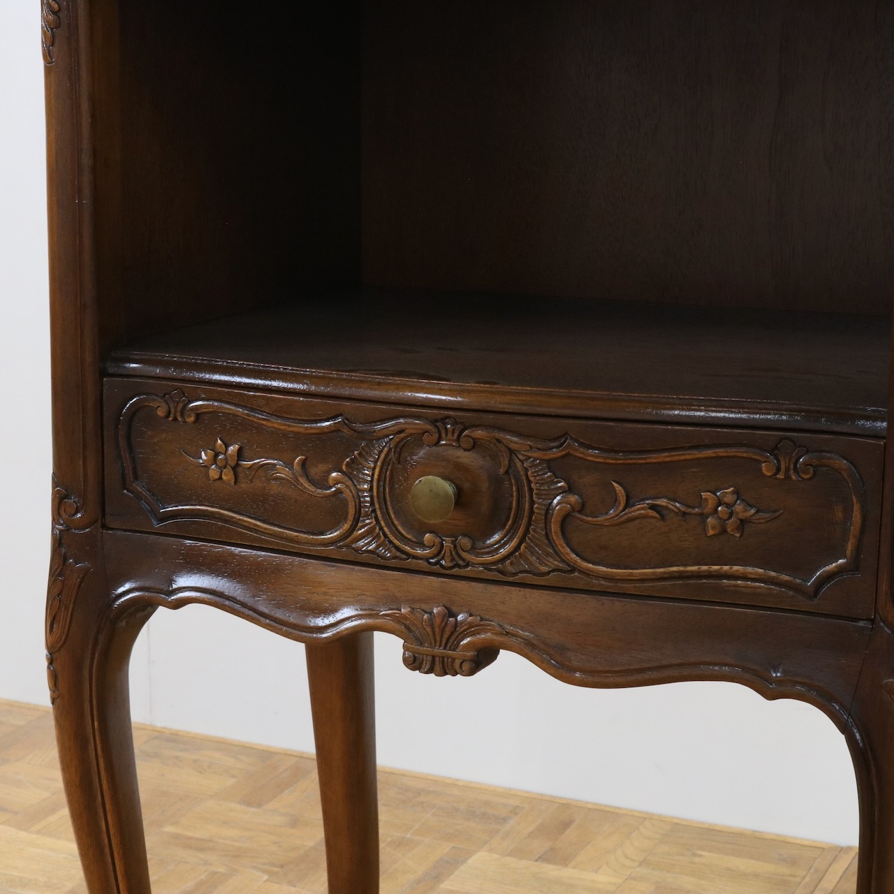 ペディスタルカップボード