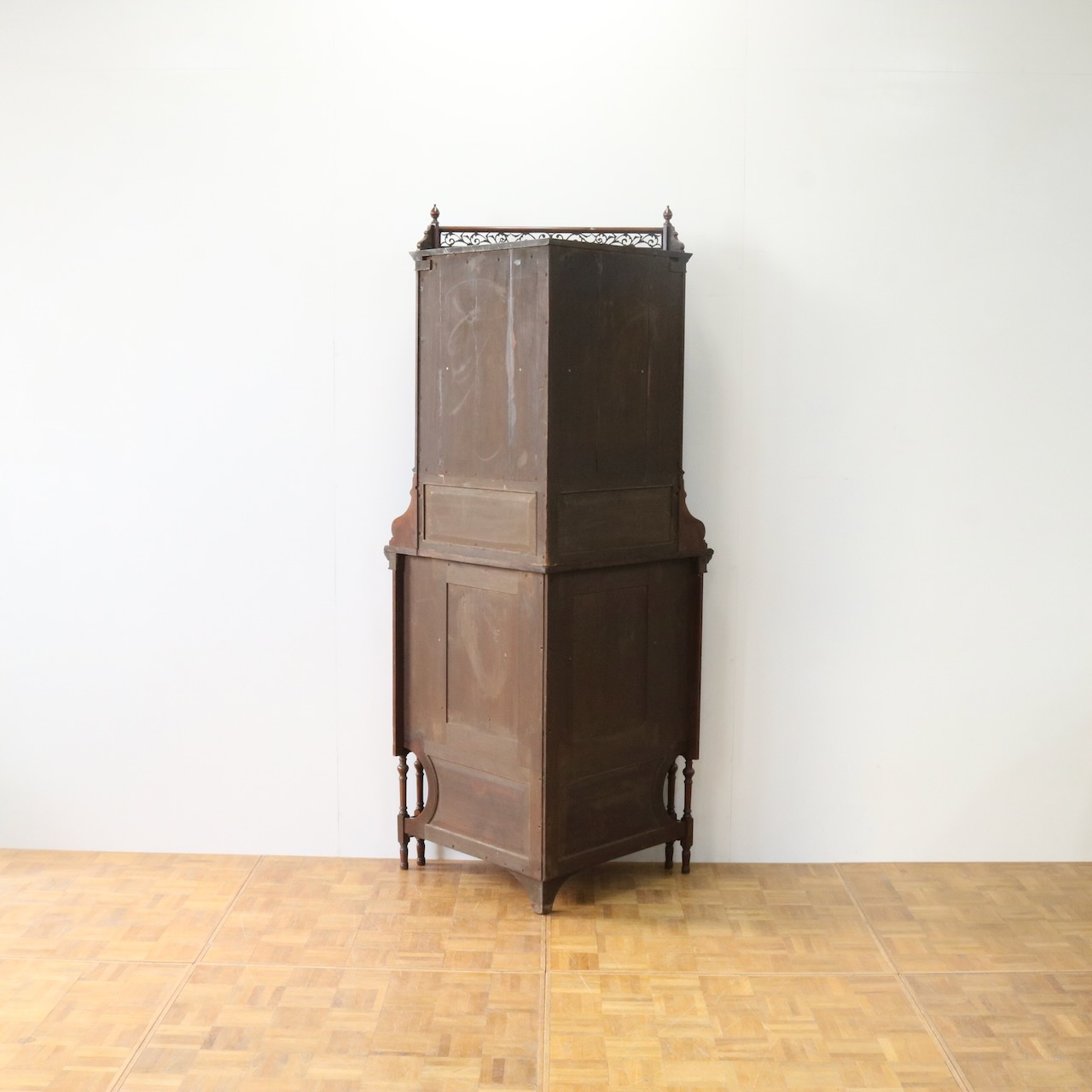 コーナーキャビネット