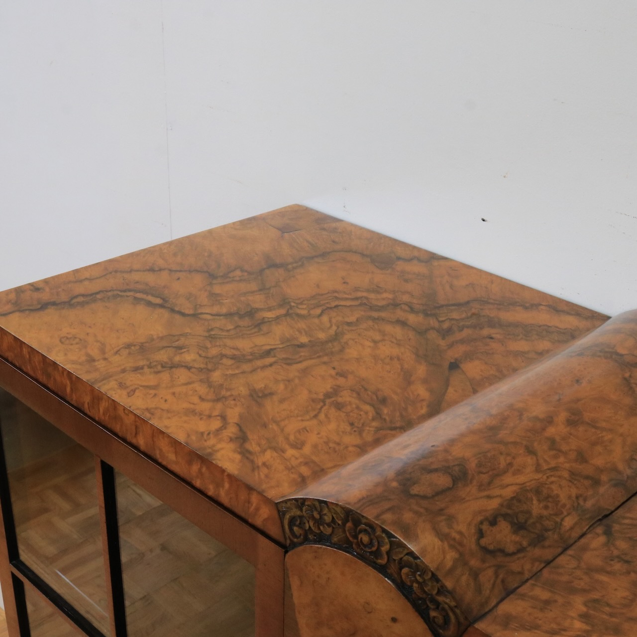 グラスキャビネット