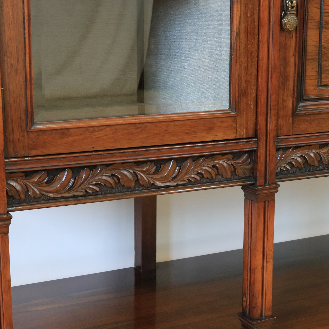 ミラーバックサイドボード