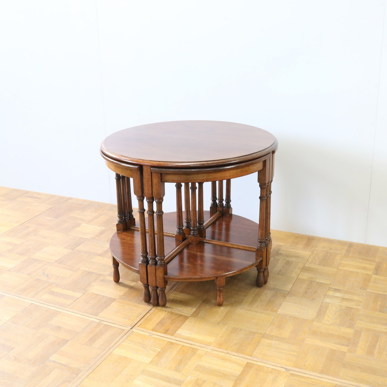 ネストテーブル