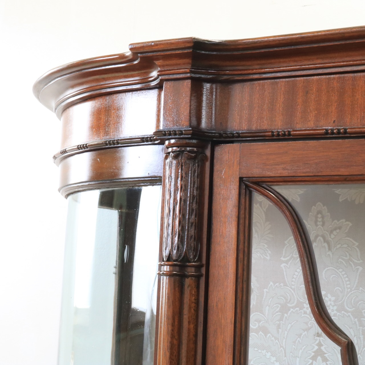 グラスキャビネット