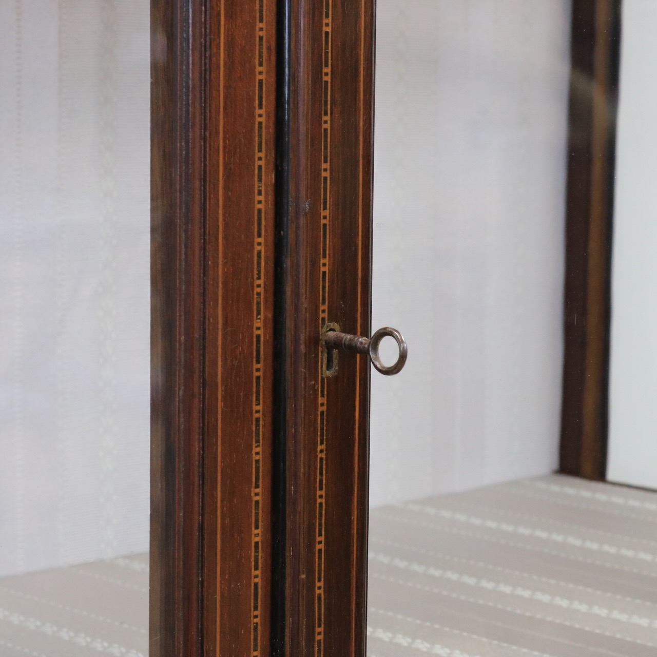 グラスキャビネット