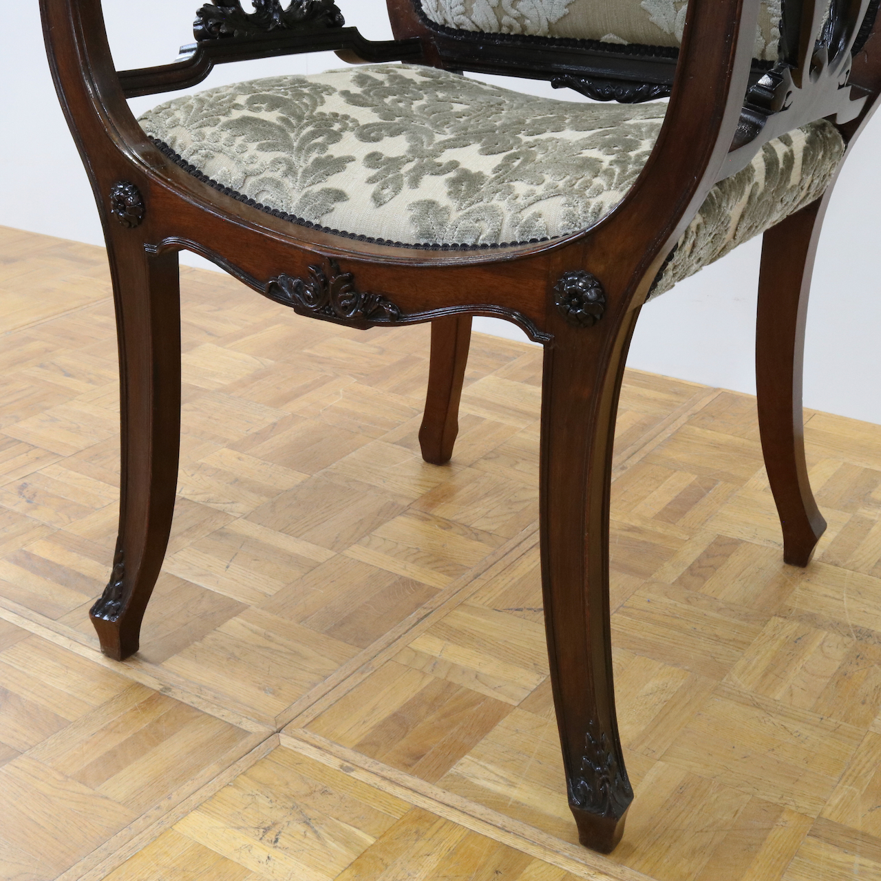 アームチェアー