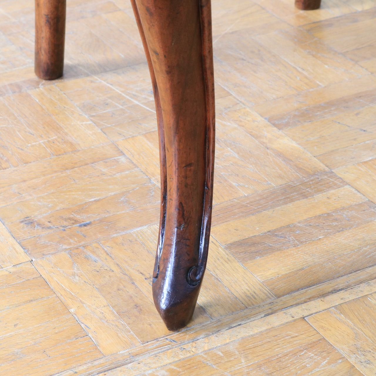 バルーンバックチェアー