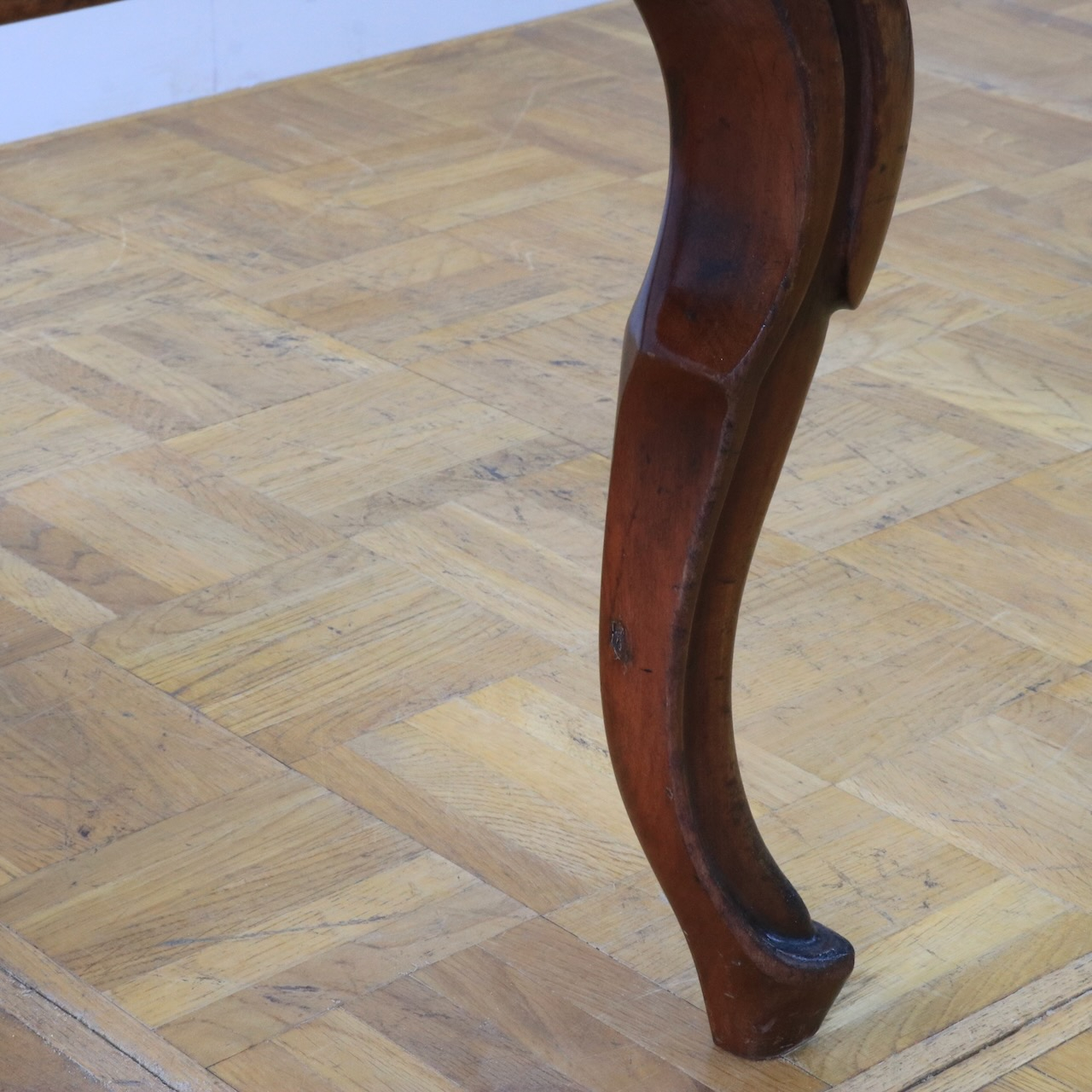 バルーンバックチェアー