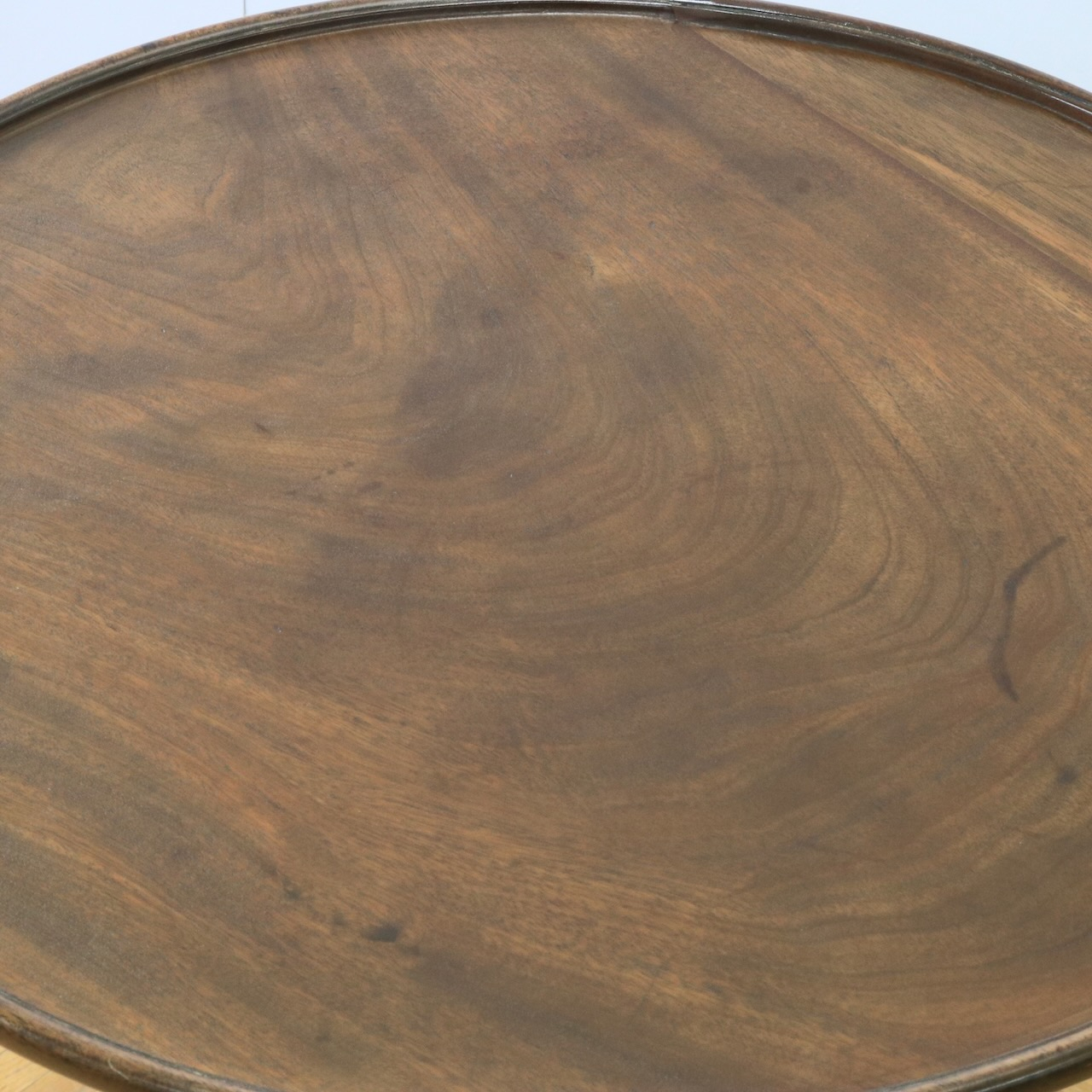 ティルトトップテーブル