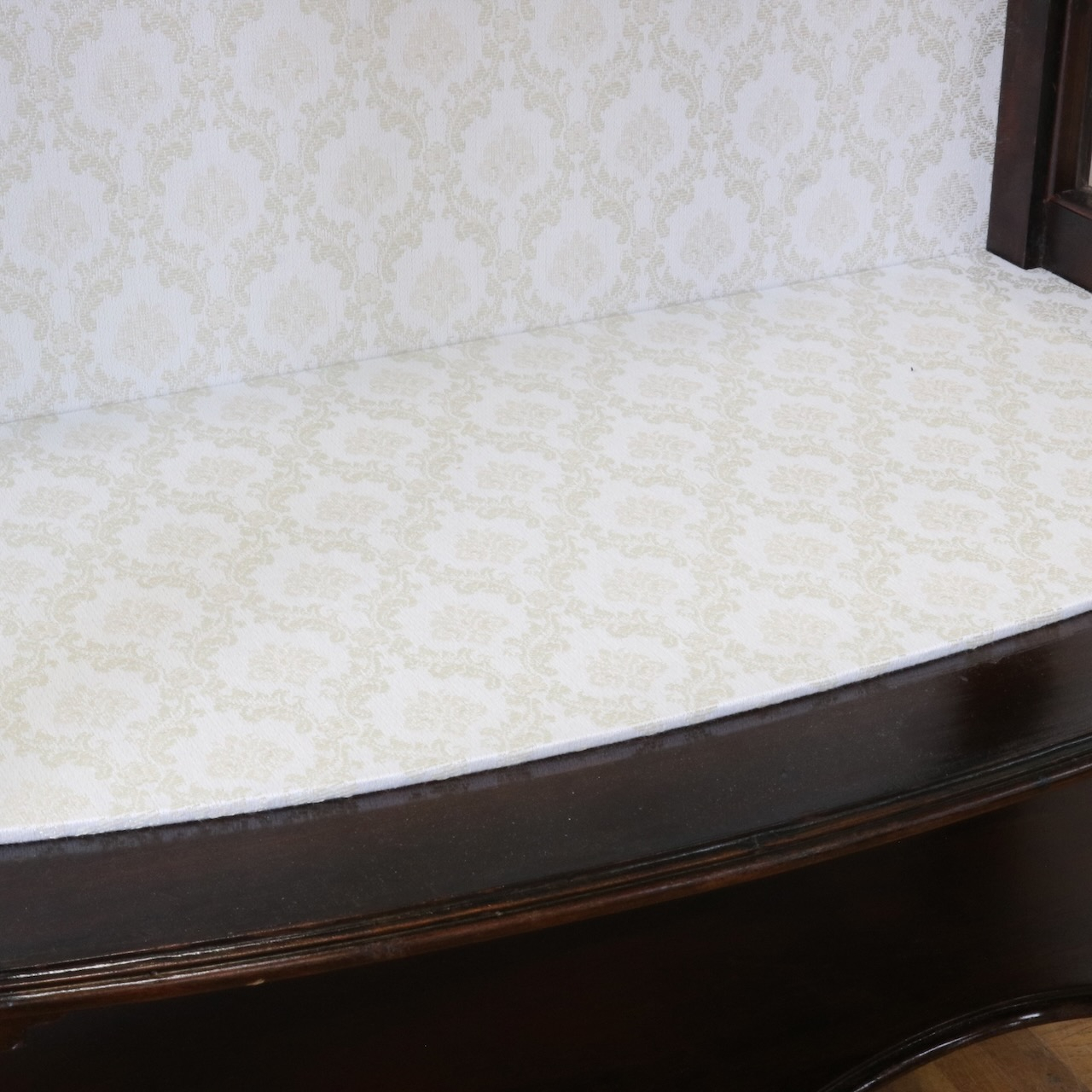 グラスキャビネット