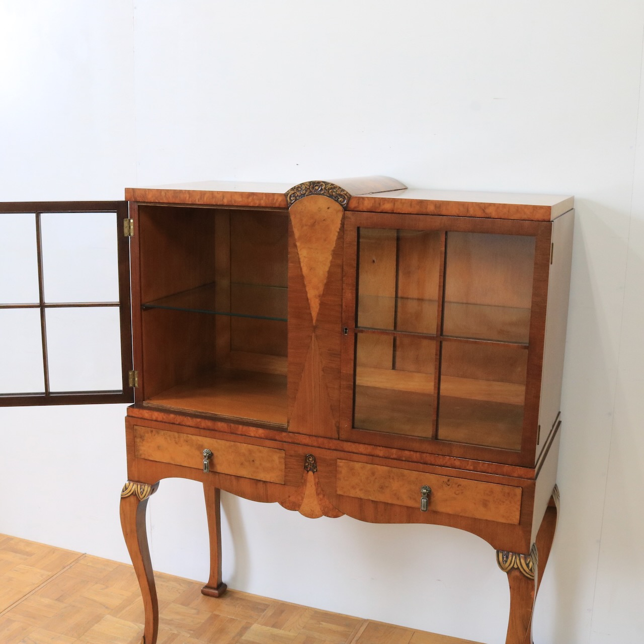 グラスキャビネット