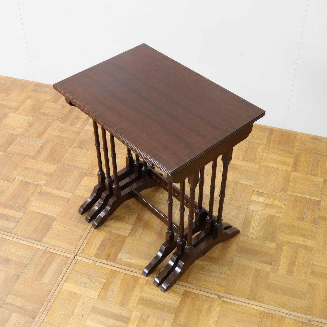 ネストテーブル