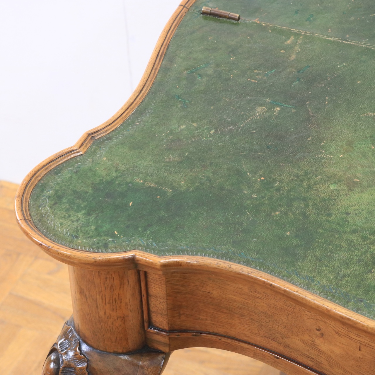 ドレッシングテーブル