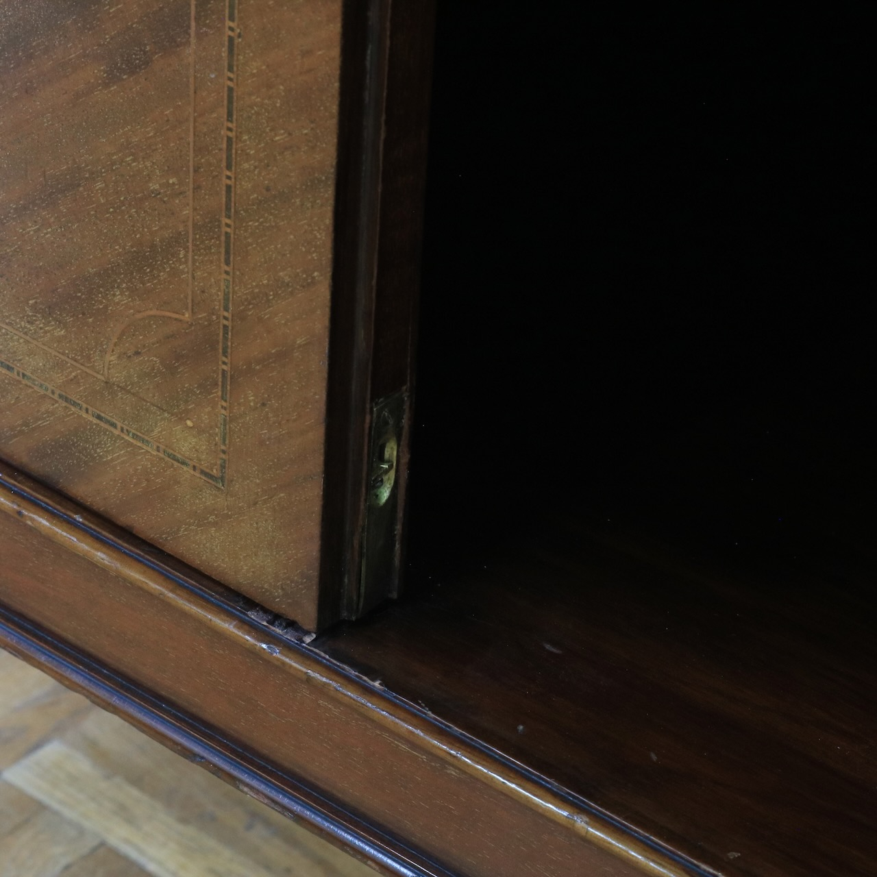 グラスキャビネット