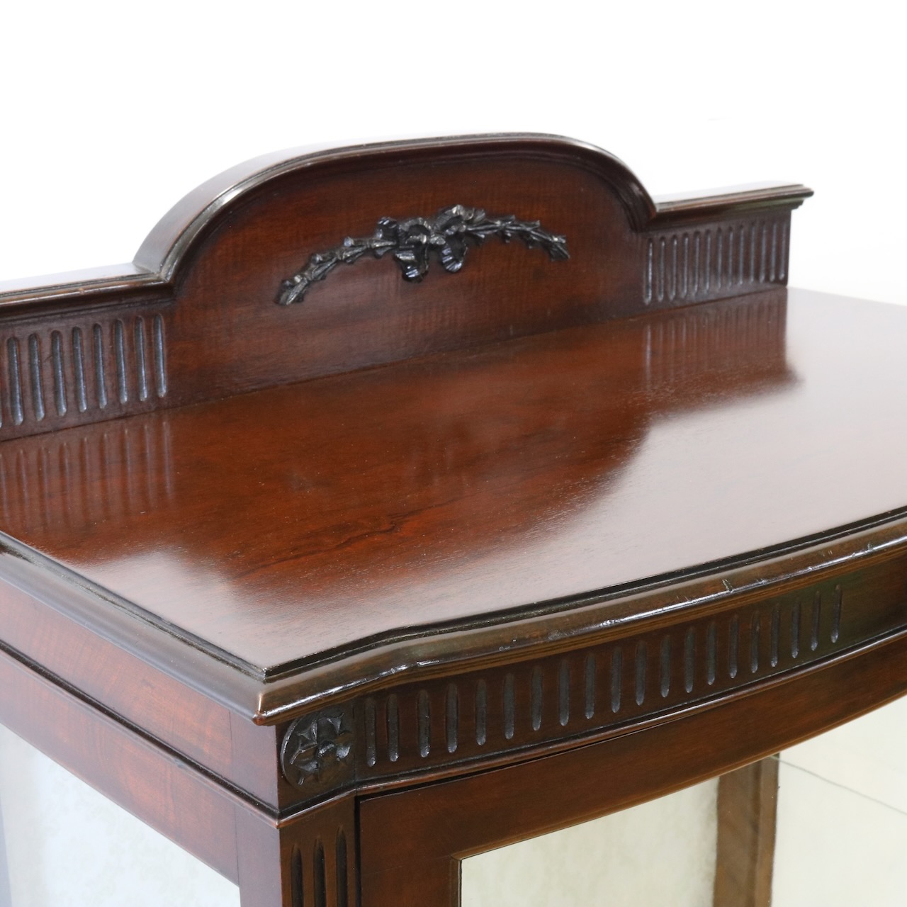 グラスキャビネット