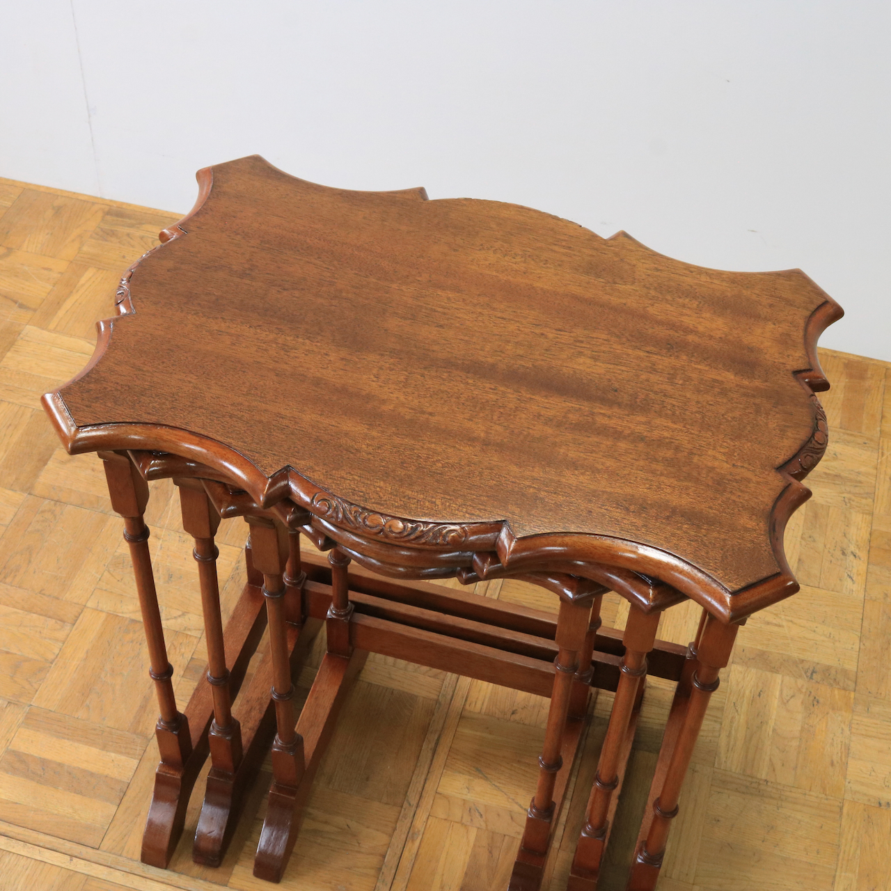 ネストテーブル